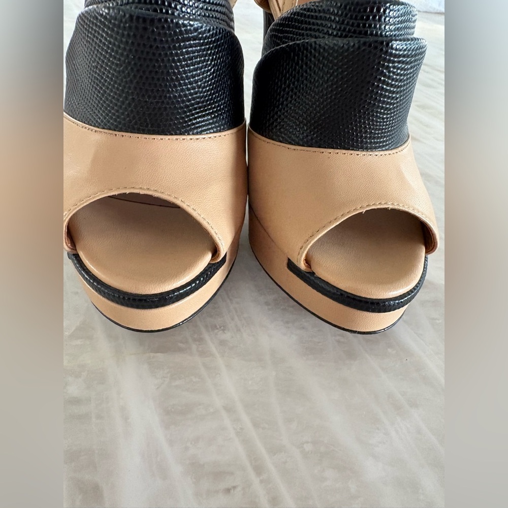 Rare Fendi Black and Tan Peep-Toe Heels Size 37 - Picture 13 of 16